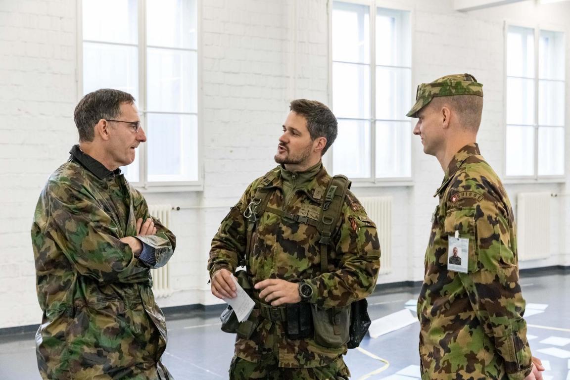 Sicherheitsdirektor Mario Fehr im Gespräch mit Hauptmann Samuel Schmid und Oberstleutnant im Generalstab Marc Schneider.