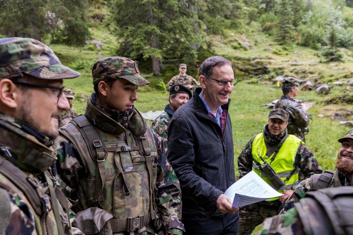 Regierungsrat Mario Fehr bespricht mit Armeeangehörigen des HE Stabsbat 20 die Schiessübung auf dem Glaubenberg