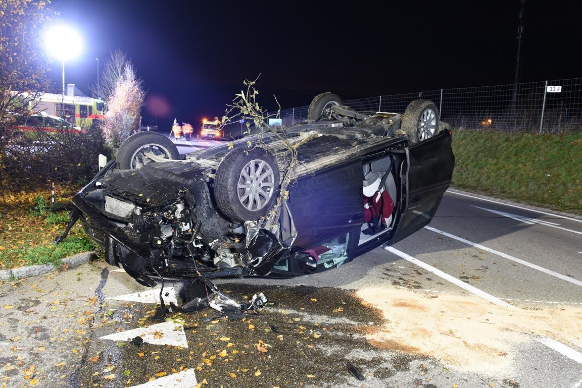 Der beteiligte Personenwagen an der Unfallstelle.