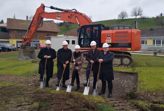 Gruppenfoto: Spatenstich für den Umbau im Vollzugszentrum Bachtel.