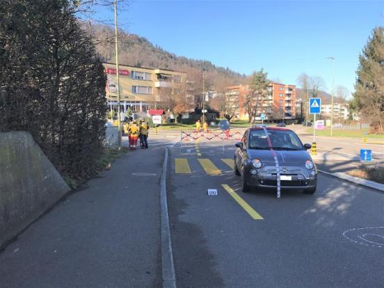 Foto des beteiligte Unfallfahrzeug, das vor dem Fussgängerstreifen steht 