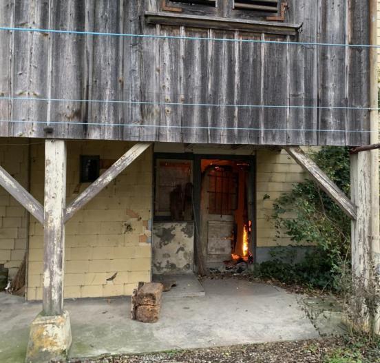 Sichtbare Flammen bei der Eingangstüre im Erdgeschoss des Holzhauses