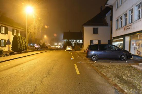 Unfallfahrzeug steht auf einem Parkplatz neben der Strasse