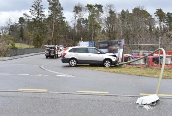 Foto des Unfallfahrzeuges in Endlage in einem umgestürzten Kandelaber