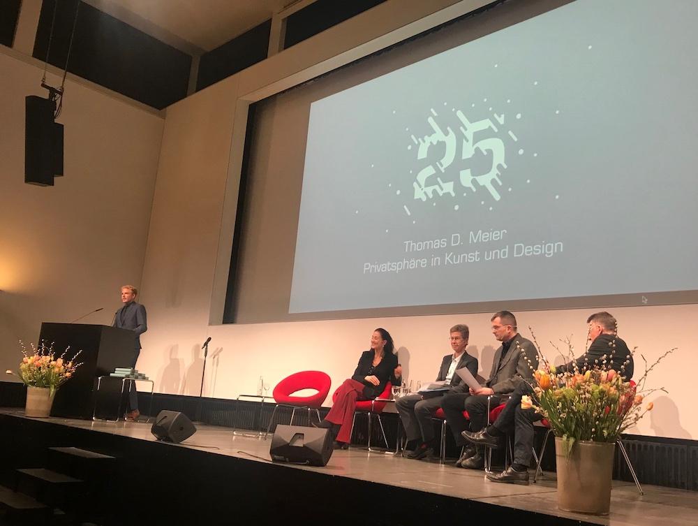 Kabarettist Michael Elsener kündigt Thomas D. Meier, Rektor ZHdK, an