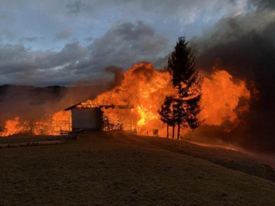 Foto einer in Vollbrand stehenden Scheune