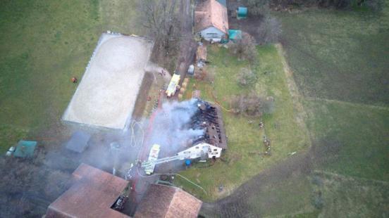 Luftaufnahme des brennenden Bauernhofs