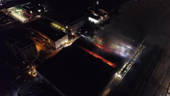 Foto der Luftaufnahme auf die brennende Industriehalle