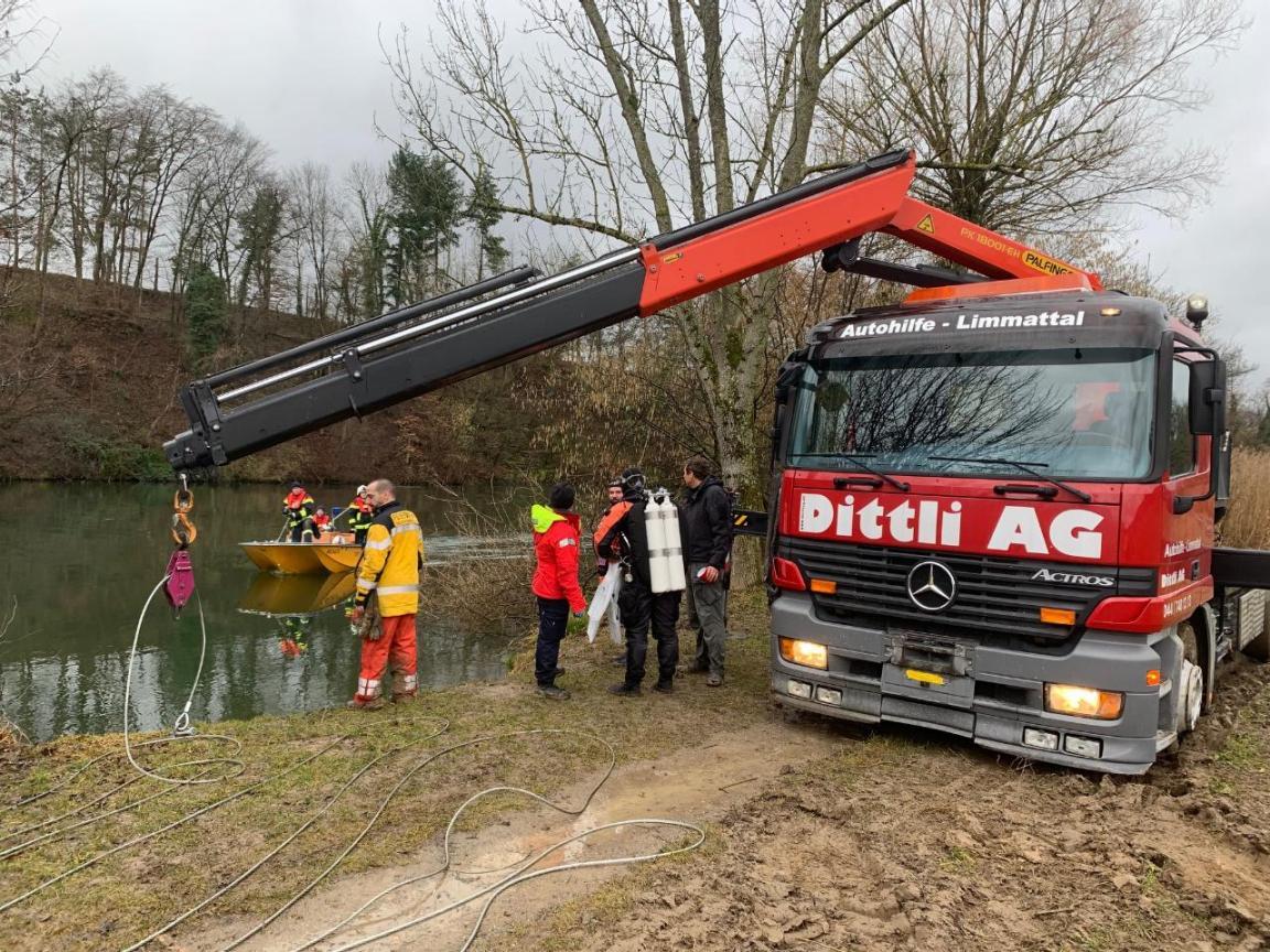 Abschleppfahrzeug bei Bergung