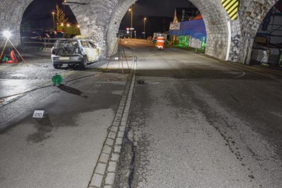 Foto des in den Brückenpfeiler gefahrenen Unfallfahrzeug