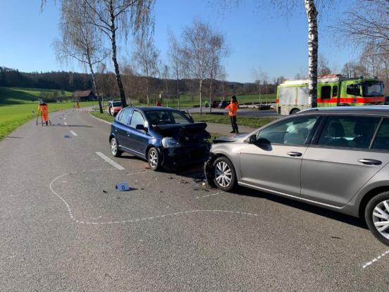 Zwei frontal kollidierte Unfallfahrzeuge auf der Unfallstelle