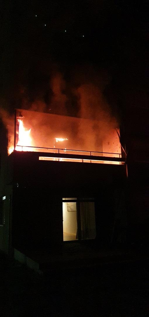 In Brand stehender Balkon