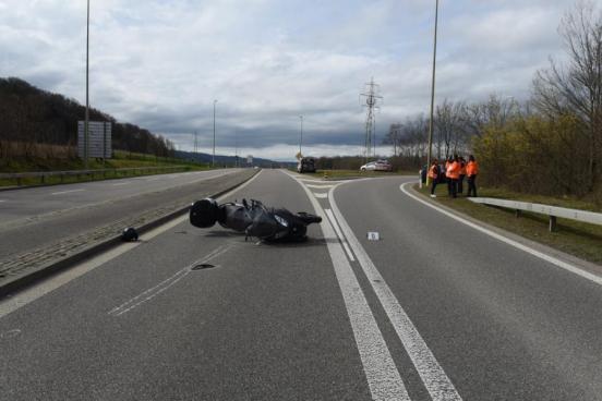 Gestürtztes Motorrad liegt auf der Fahrbahn