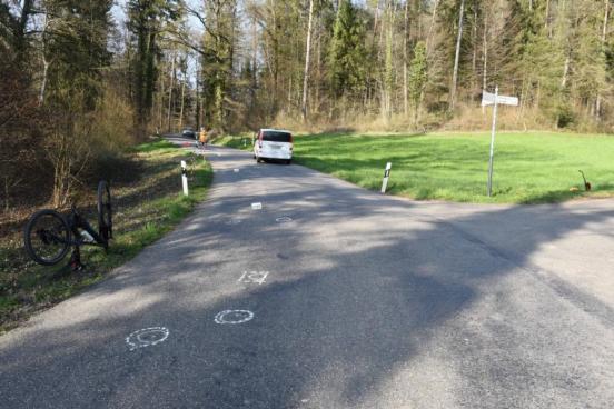 Foto der Unfallstelle mit E-Bike und Auto