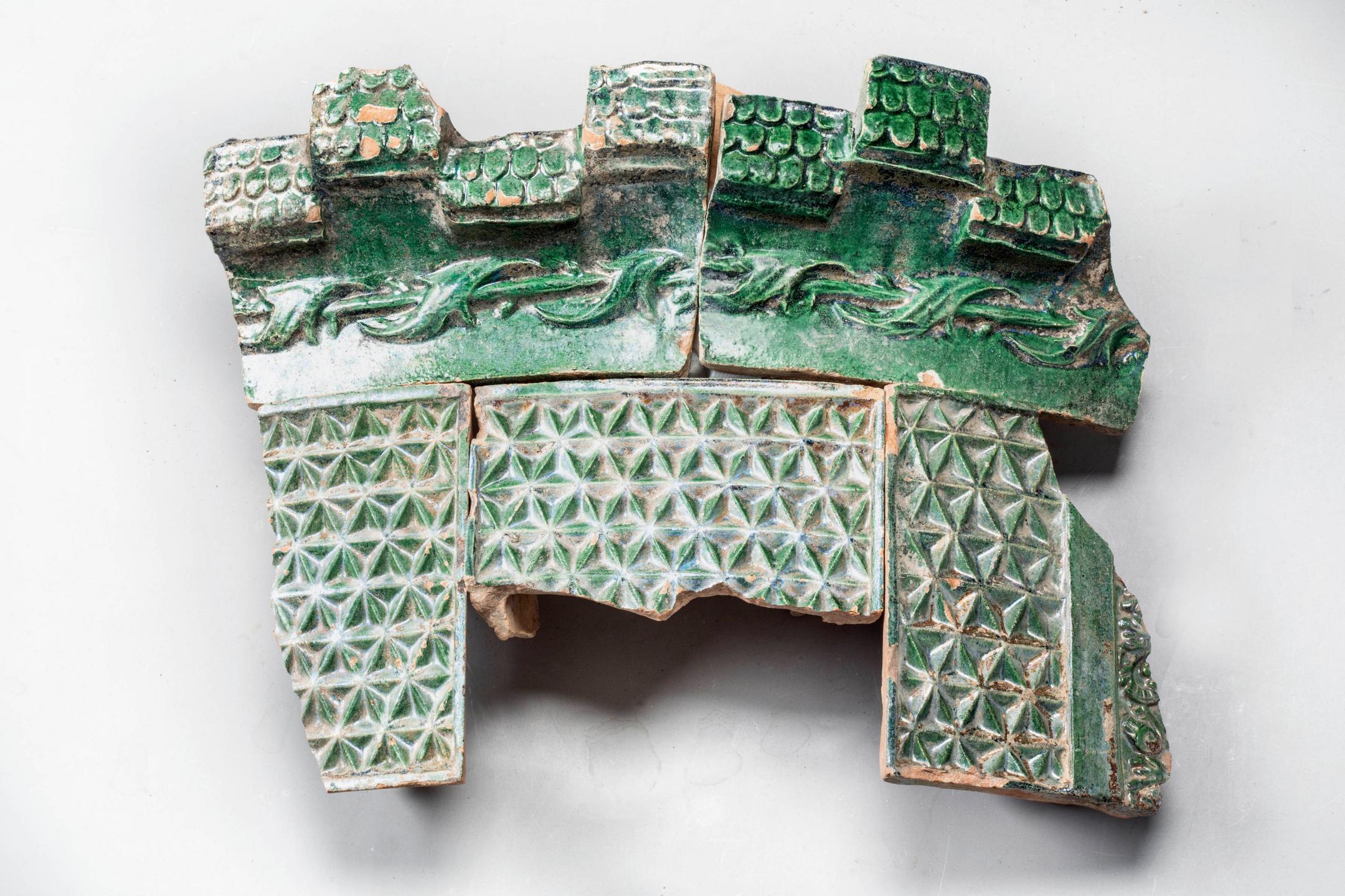 Grün glasierte Ofenkacheln des 15. o. 16. Jh