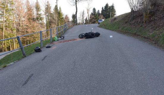 gestürztes Motorrad liegt in der Mitte der Strasse 