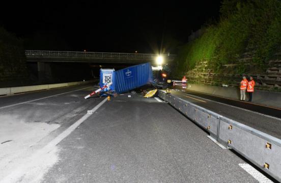 Auf der Unfallstelle befand sich ein Baustellencontainer sowie eine mobile Toilette