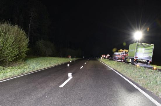 gerade Strasse mit diversen Einsatzfahrzeugen