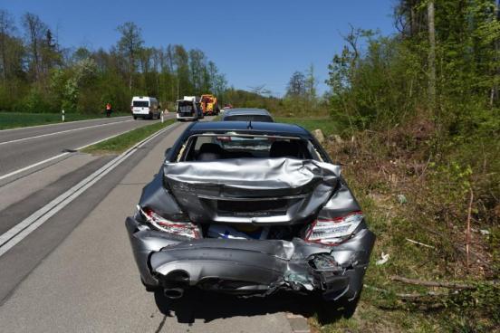 Unfallfahrzeug mit starken Heckbeschädigungen steht auf dem Fussweg