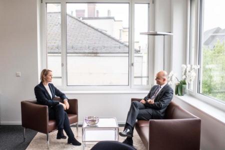 Bundesrat Alain Berset, rechts, spricht mit RegierungsrÃ¤tin Natalie Rickli