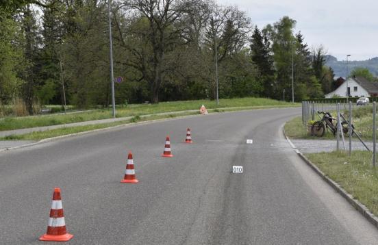 Strassenrechtskurve mit Pilonen in der Fahbahnmitte und Spurensicherungsmaterial