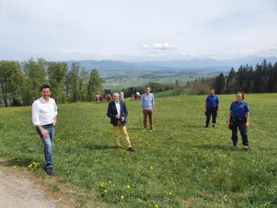 RR M. Fehr und Kdt T. Würgler zusammen mit J. Kündig vom Gemeindepräsidentenverbandes und zwei Polizisten auf einer grünen Wiese