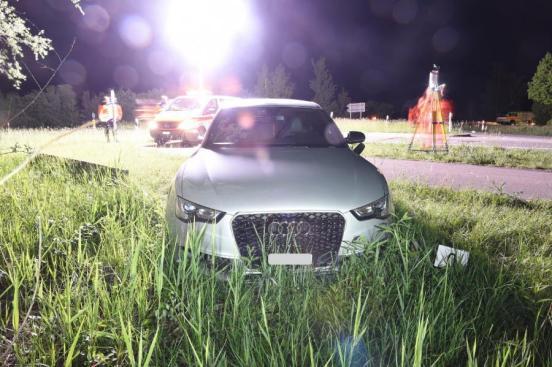 Unfallfahrzeug befindet sich abseits der Strasse in einer Wiese