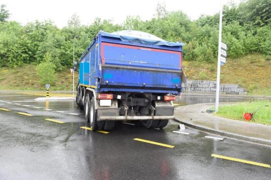 Foto der Unfallstell und dem beteiligten Lastwagen, der im Begriff war, rechts abzubiegen