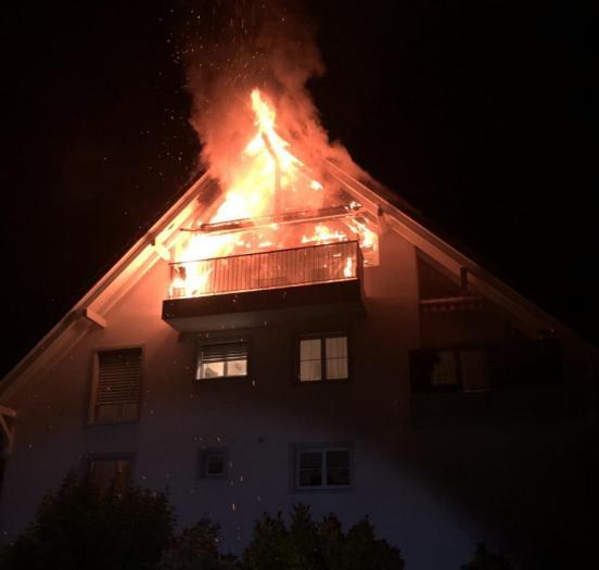Flammen treten aus der Dachwohnung aus