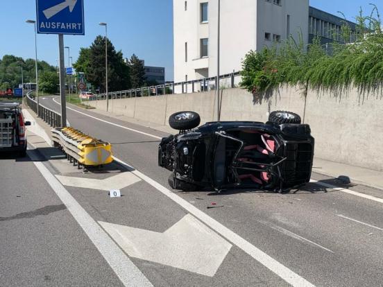 Buggy liegt auf der Seite in der Autobahnausfahrt Kloten