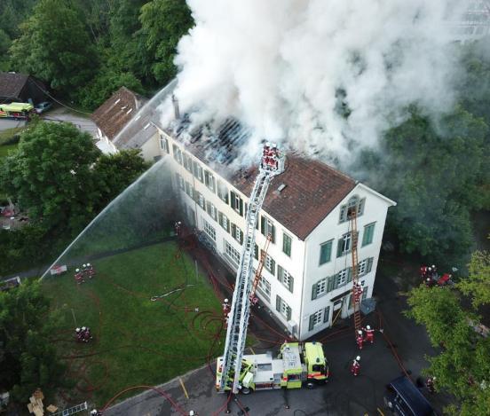 Feuerwehr mit Drehleiter bei Löscharbeiten