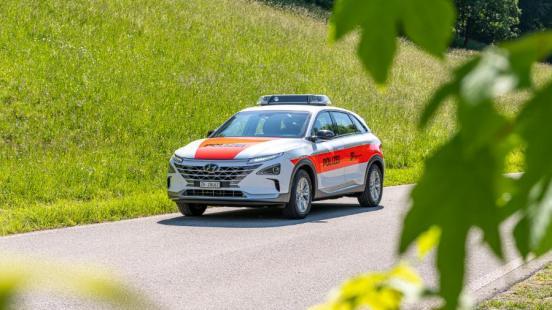 Wasserstoffbetriebenes Patrouillenfahrzeug auf der Strasse unterwegs