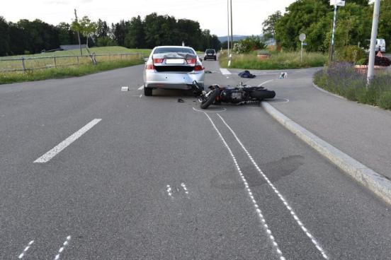 Motorrad liegt hinter Personenwagen auf der Fahrbahn