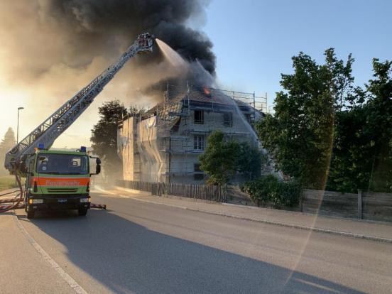 Feuerwehr Autodrehleiter bei Löscharbeiten im Einsatz