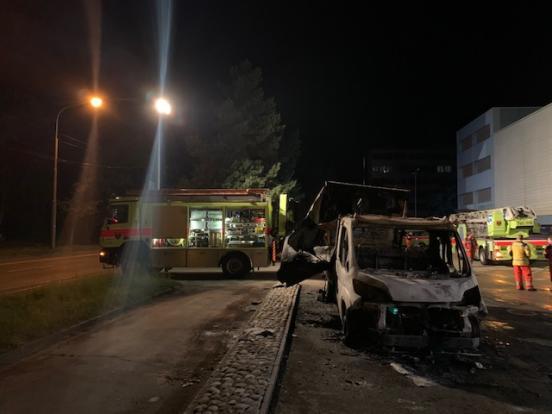 Ausgebrannte Fahrzeuge und im Hintergrund Feuerwehrfahrzeuge