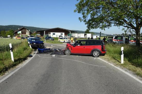 Frontal beschädigte Unfallfahrzeuge stehen auf der Strasse