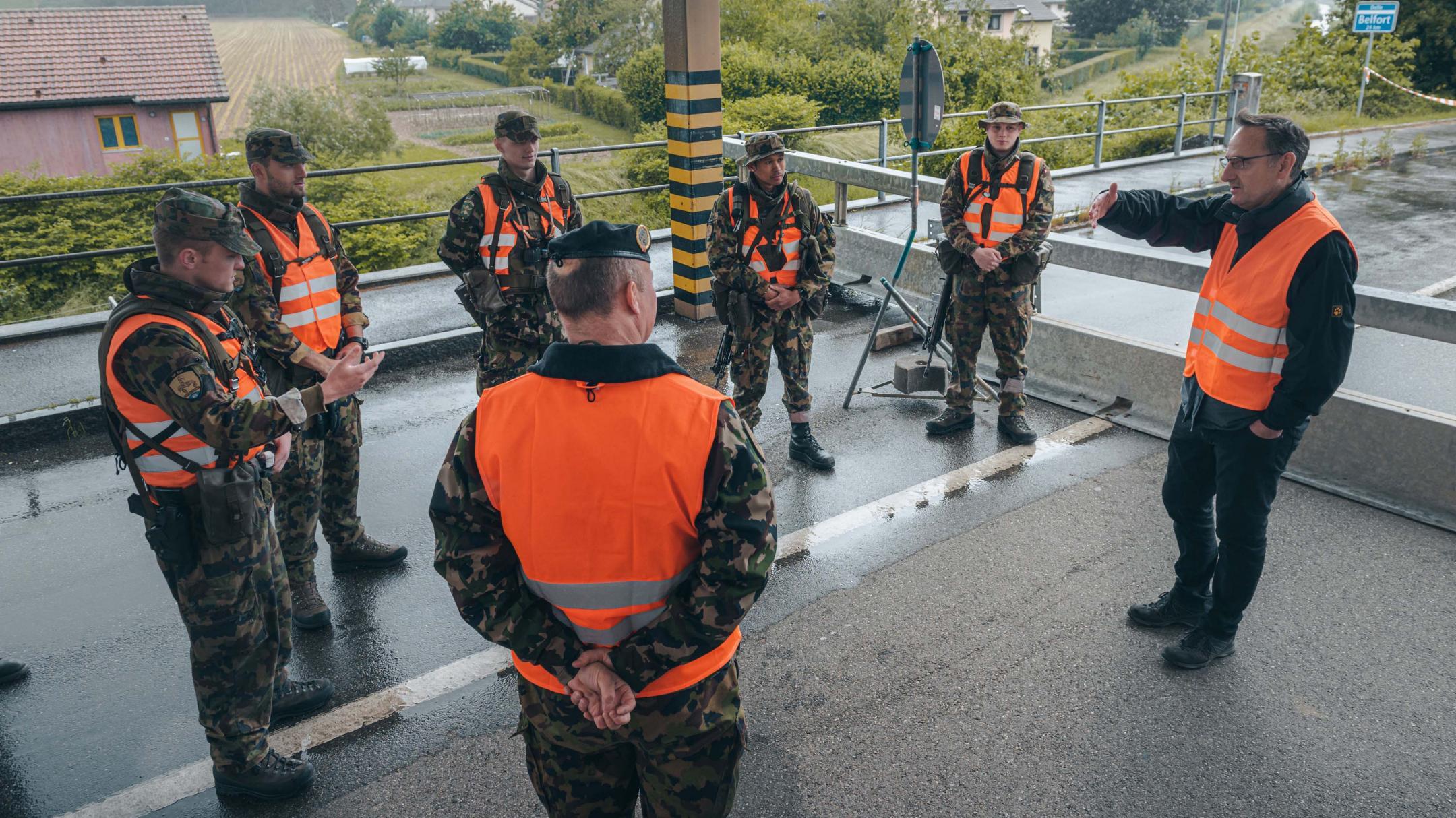 Sicherheitsdirektor Mario Fehr auf Truppenbesuch beim Inf Bat 65 – Bild A