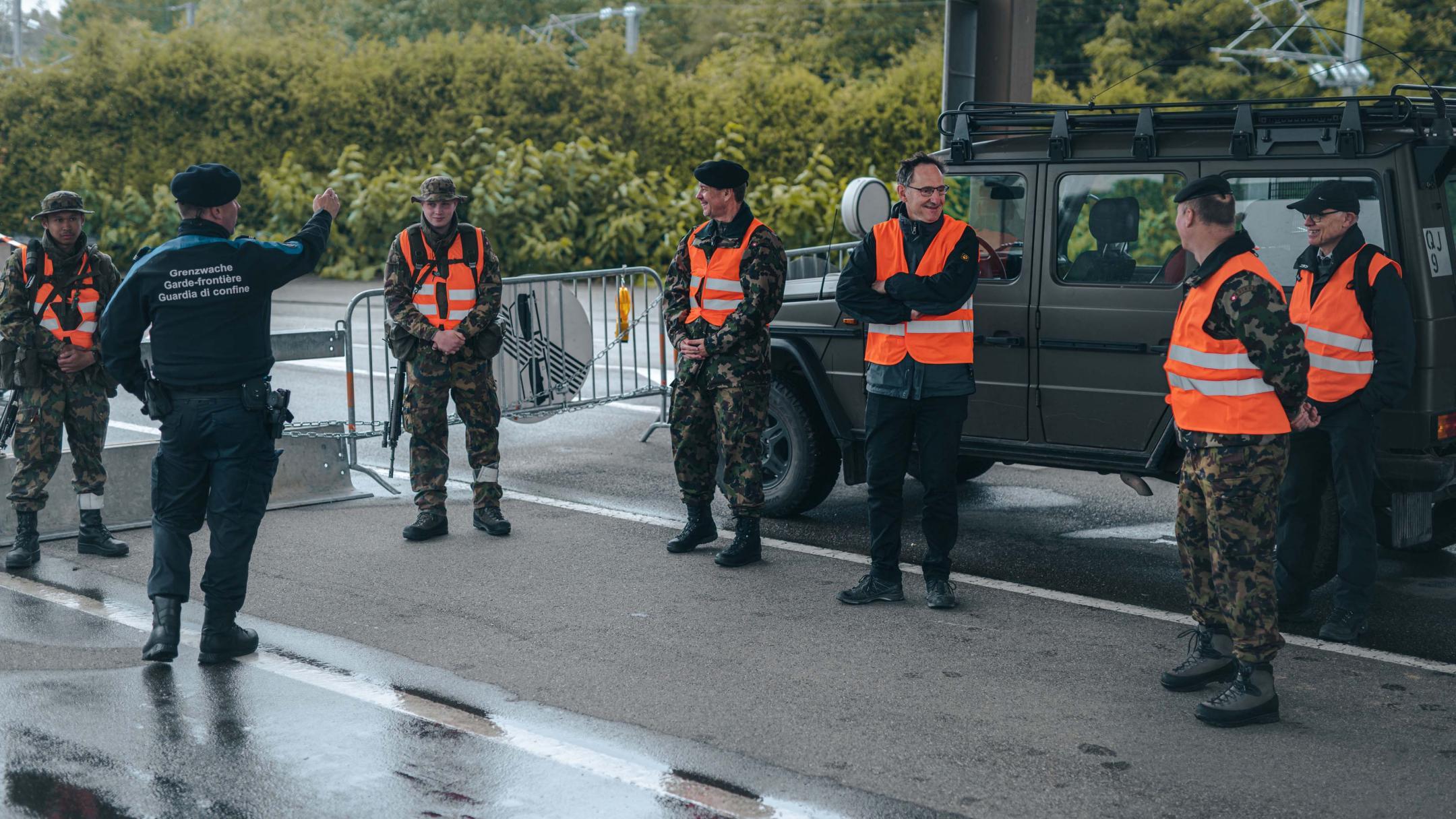 Sicherheitsdirektor Mario Fehr auf Truppenbesuch beim Inf Bat 65 – Bild B