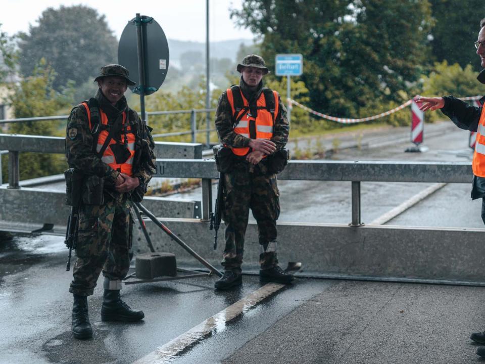 Sicherheitsdirektor Mario Fehr auf Truppenbesuch beim Inf Bat 65 – Bild C