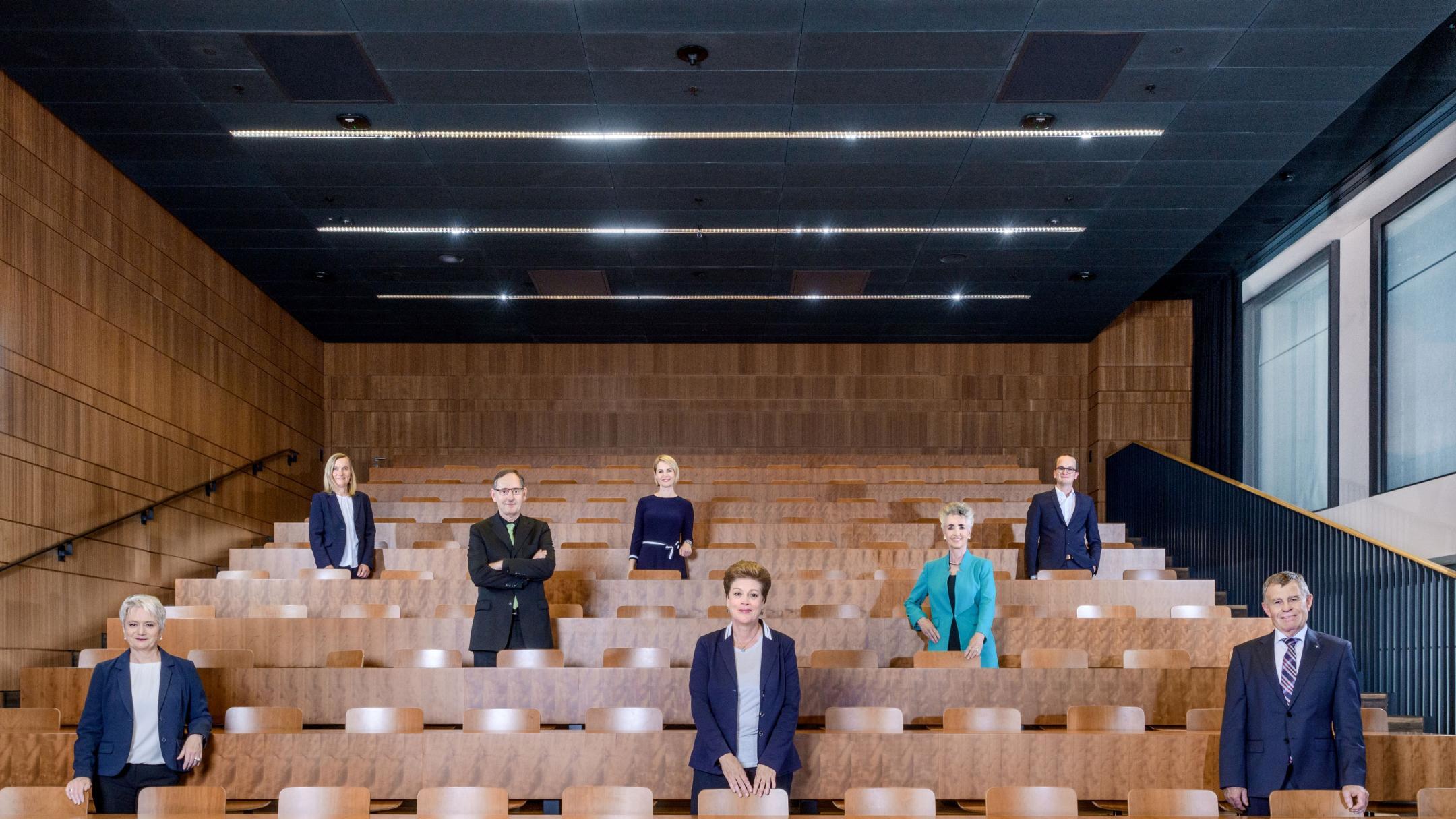 Mitglieder des Regierungsrates posieren im Hörsaal der Pädagogischen Hochschule Zürich.