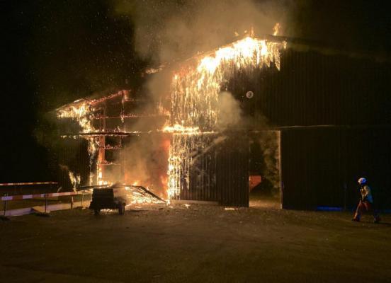 Brennende Lagerhalle in der Nacht