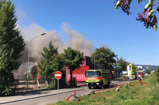 Feuerwehrfahrzeuge am Brandort in Schlieren