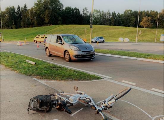 Kollision zwischen Personenwagen und Fahrrad