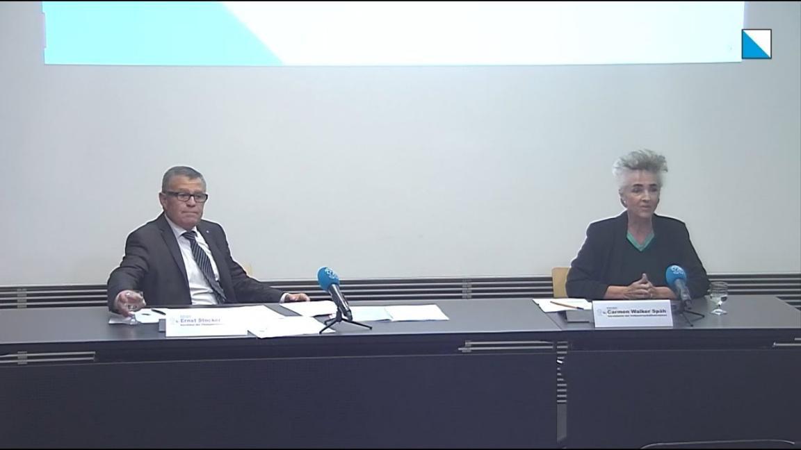 Regierungsrat Ernst Stocker und Regierungsrätin Carmen Walker Späh erläutern die Haltung des Regierungsrates an der Medienkonferenz zu den Abstimmungsvorlagen vom 27. September 2020.