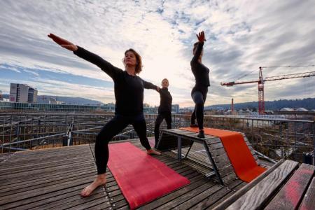Wandern, Krafttraining und insbesondere Yoga bei den Frauen sind boomende Sportarten