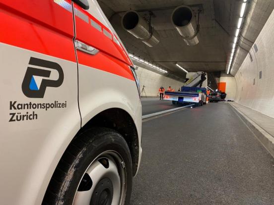 Unfallstelle mit Autowrack und Abschlepp-Lastwagen im Tunnel