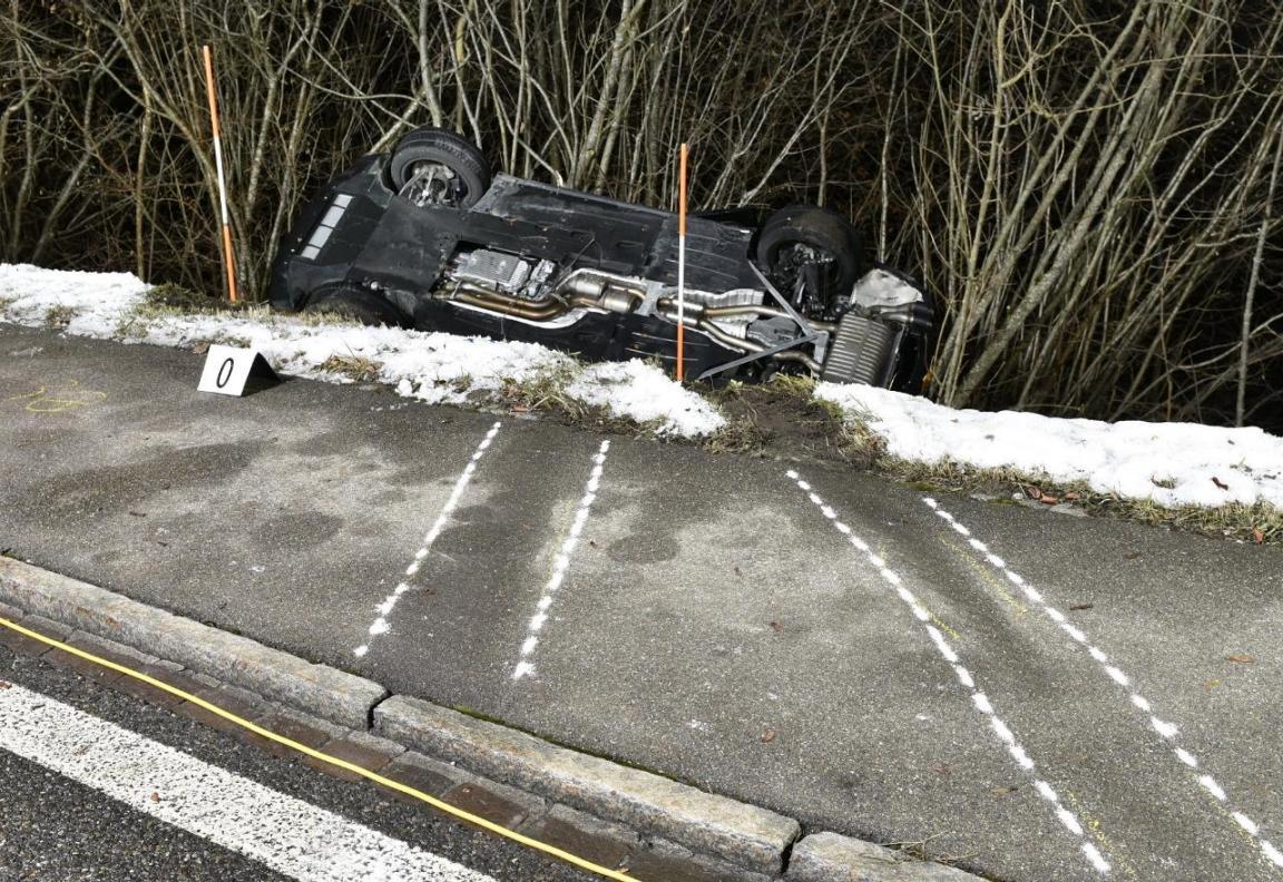 Unfallfahrzeug in Endlage auf dem Dachliegend an abfallender Böschung