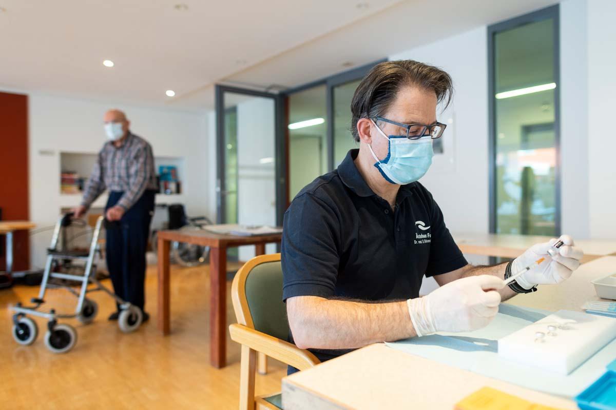 Covid-19-Impfung in Heimen und bei Hausärzten | Kanton Zürich