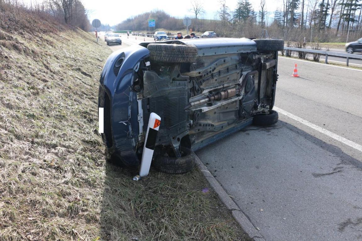 Personenwagen in Seitenlagen auf Pannenstreifen der Autobahn