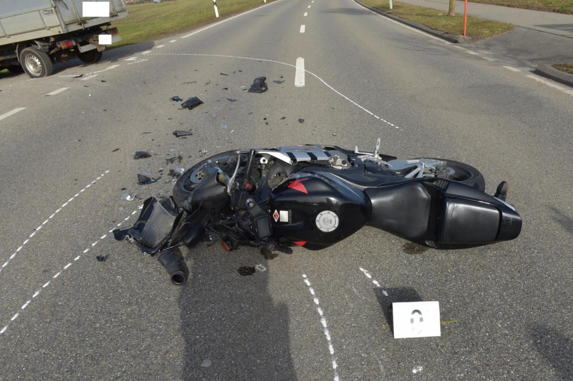 Motorrad auf Strasse liegend